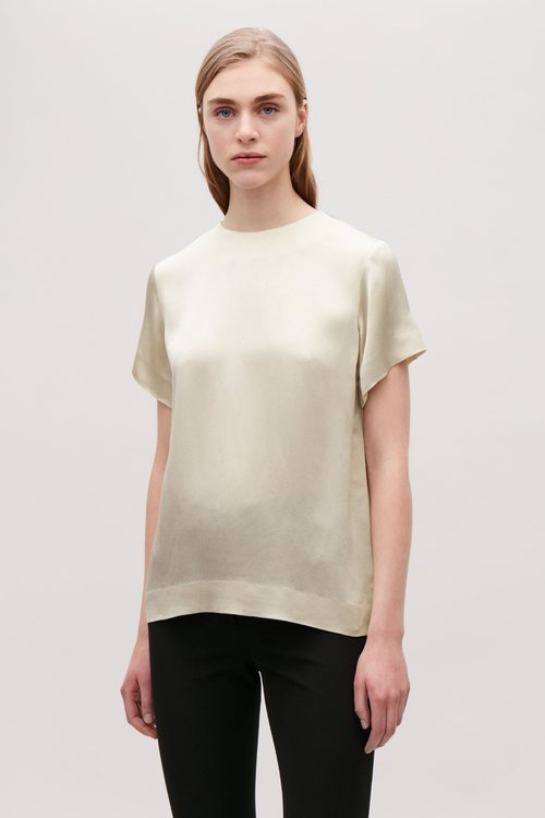 Blusa en color champán de mujer de la nueva colección atemporal de Cos 2018