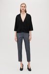 Blusa negra con escote en pico de la nueva colección atemporal de Cos 2018