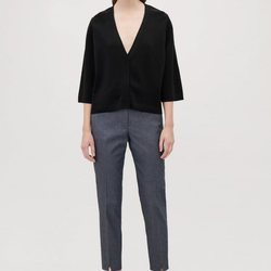 Blusa negra con escote en pico de la nueva colección atemporal de Cos 2018