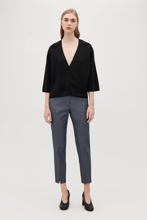 Blusa negra con escote en pico de la nueva colección atemporal de Cos 2018