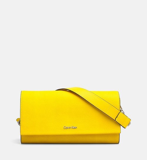 Bolso amarillo con el logo de Calvin Klein de la Nueva colección de accesorios de Calvin Klein de Primavera/Verano 2018