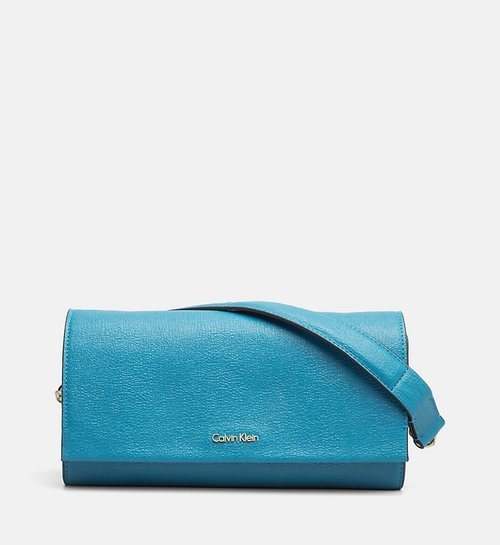 Bolso azul con el logo de Calvin Klein de la Nueva Colección de accesorios Primavera/Verano 2018