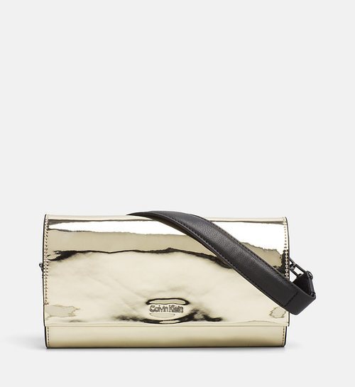 Bolso dorado con la tira negra de la nueva colección Primavera/Verano 2018 de Calvin Klein