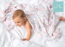 Mantita blanca con estampados coloridos de Aden+Anais primavera 2018