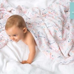 Mantita blanca con estampados coloridos de Aden+Anais primavera 2018