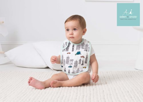 Babero blanco con estampados de ciudades de Aden+Anais primavera 2018