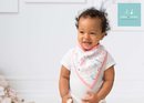 Babero en acabado de triángulo con estampados de Aden+Anais primavera 2018