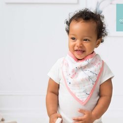 Babero en acabado de triángulo con estampados de Aden+Anais primavera 2018