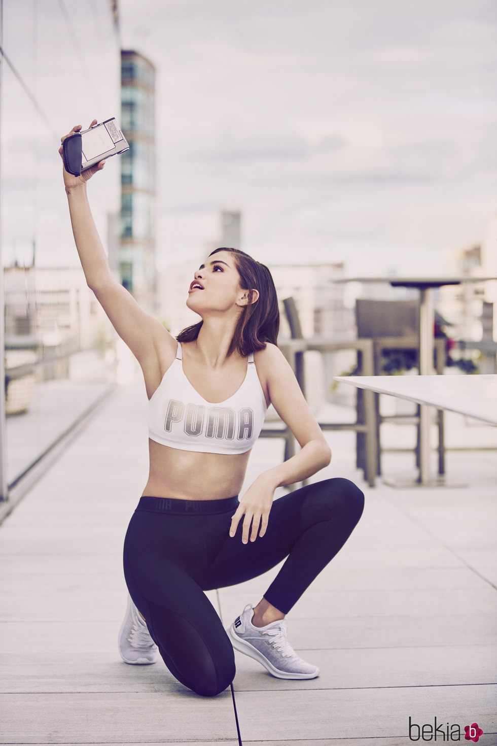 Selena Gomez pasa con las nueva Puma Ignite Flash de Puma para la primavera/verano 2018