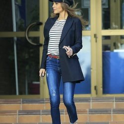 Paula Echevarría con una camiseta de rayas marinera y un pantalón vaquero 2018
