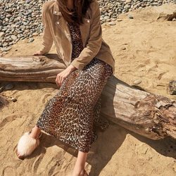 Sandalias de una tira con pelo rosado de UGG para la primavera/verano 2018