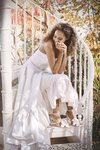 Sandalias de satén con una flor bordada de Jimmy Choo Bridal 2018