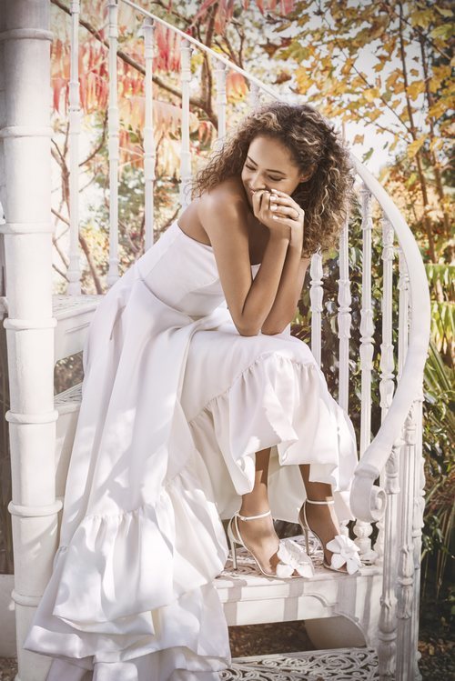 Sandalias de satén con una flor bordada de Jimmy Choo Bridal 2018