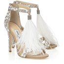 Sandalias con pedrería incrustada y plumas blancas