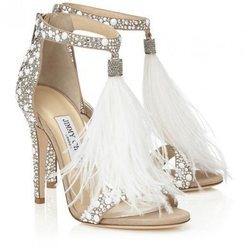 Sandalias con pedrería incrustada y plumas blancas