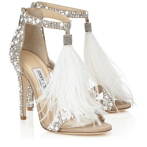Sandalias con pedrería incrustada y plumas blancas