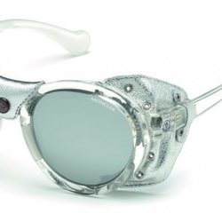 Gafas transparentes con un acabado plateado de la nueva colección primavera/verano 2018 de Moncler