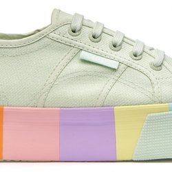 Zapatillas verde menta con la suela de colores de Superga primavera/verano 2018