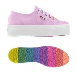 Zapatillas rosa claro con los cordones y la suela de colores de Superga primavera/verano 2018