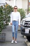 Alessandra Ambrosio con un pantalón vaquero azul claro y un jersey en color blanco paseando por Brentwood 2018