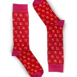 Calcetines rojos con el estampado de la palabra amor  de la firma Naïve 2018