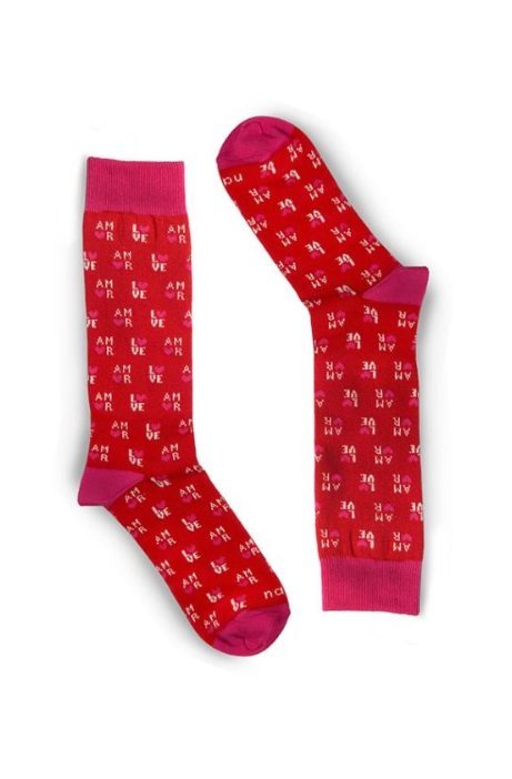 Calcetines rojos con el estampado de la palabra amor de la firma Naïve 2018