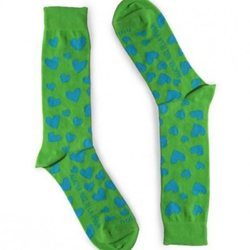 Calcetines en color verde con corazones azules  de la firma Naïve 2018