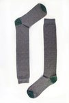 Calcetines largos en color gris con topos en naranja de la firma Naïve 2018