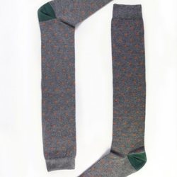 Calcetines largos en color gris con topos en naranja  de la firma Naïve 2018