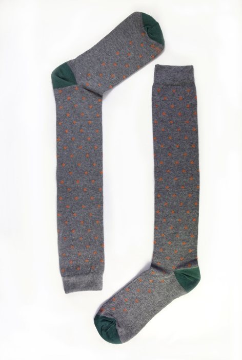 Calcetines largos en color gris con topos en naranja de la firma Naïve 2018