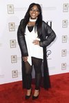 Carla Jeffery con un jersey blanco y una chaqueta negra en la gala Cambiando Vidas en Los Ángeles