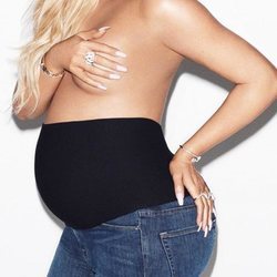 Khloe Kardashian en topless con un jeans vaquero de su firma Good American 2018