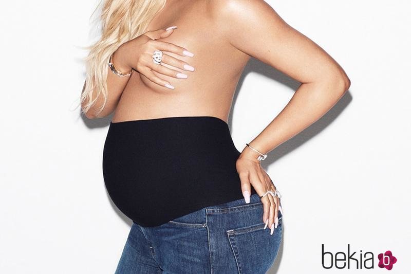 Khloe Kardashian en topless con un jeans vaquero de su firma Good American 2018