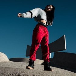 Modelo luciendo ropa Puma y las nuevas zapatillas deportivas XO 2.0 con la colaboración de The Weeknd