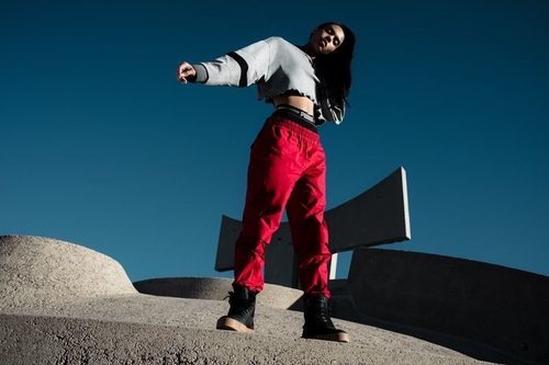 Modelo luciendo ropa Puma y las nuevas zapatillas deportivas XO 2.0 con la colaboración de The Weeknd