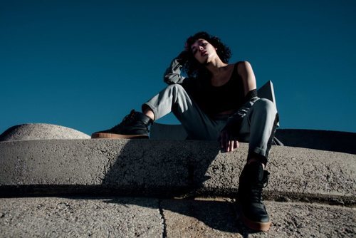 Modelo luciendo las nuevas zapatillas Puma XO 2.0 de Puma con The Weeknd