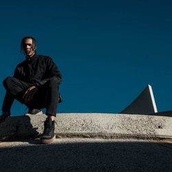 Modelo masculino con un chándal negro de la fimra y las nuevas zapatillas Puma XO 2.0 con The Weekend