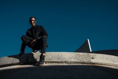 Modelo masculino con un chándal negro de la fimra y las nuevas zapatillas Puma XO 2.0 con The Weekend