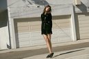 Alexa Chung con las nuevas zapatillas Superga en color negro de la colección cápsula primavera/verano 2018