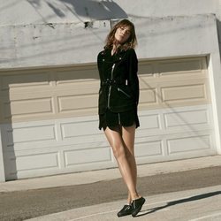 Alexa Chung con las nuevas zapatillas Superga en color negro de la colección cápsula primavera/verano 2018