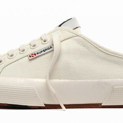 Zapatilla en color blanco de la nueva colección cápsula primavera/verano 2018 de Alexa Chung y Superga