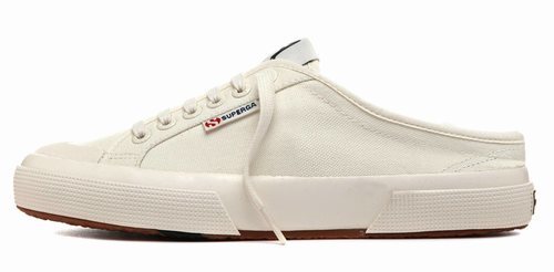 Zapatilla en color blanco de la nueva colección cápsula primavera/verano 2018 de Alexa Chung y Superga