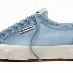 Zapatilla en color azul cielo de la nueva colección cápsula primavera/verano 2018 de Superga y Alexa Chung