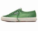 Zapatilla en color verde de la nueva colección cápsula primavera/verano 2018 de Alexa Chung y Superga