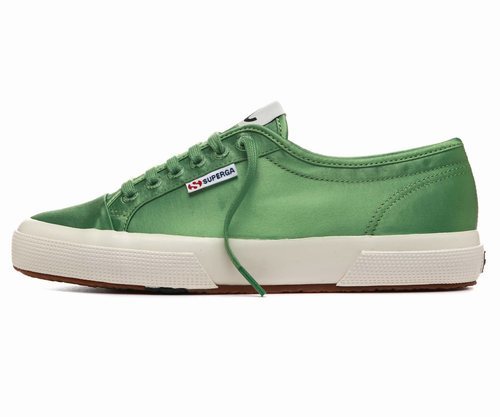 Zapatilla en color verde de la nueva colección cápsula primavera/verano 2018 de Alexa Chung y Superga