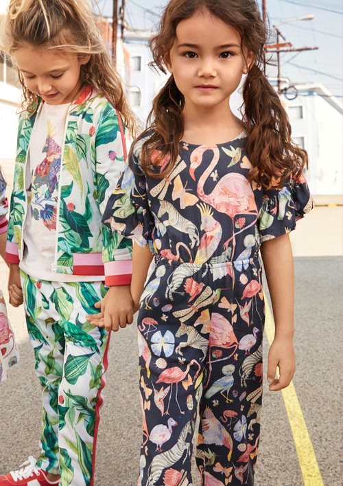Mono y chandal de estampados para niña de una colección exclusiva de H&M con dos diseñadores graficos