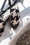 Zapto abierto con forma de punta en blanco y negro de la nueva colección primavera/verano 2018 de Hannibal Laguna