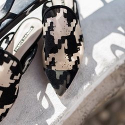 Zapto abierto con forma de punta en blanco y negro de la nueva colección primavera/verano 2018 de Hannibal Laguna