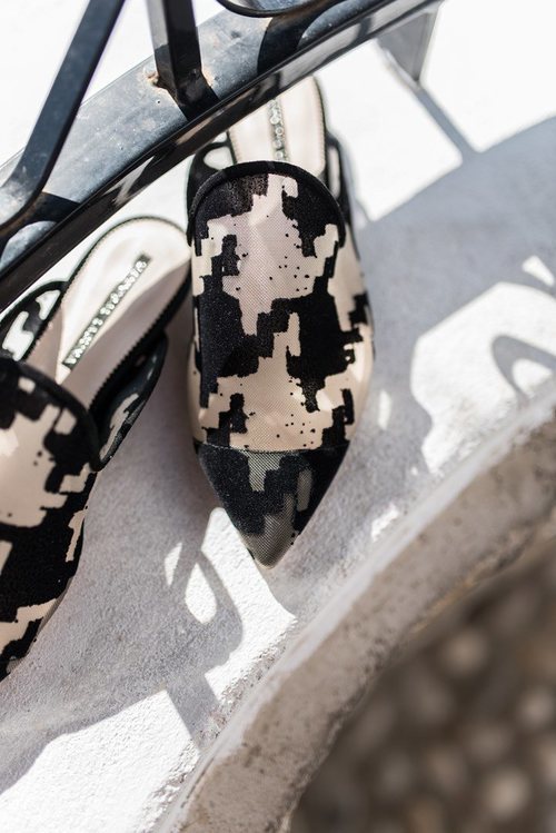 Zapto abierto con forma de punta en blanco y negro de la nueva colección primavera/verano 2018 de Hannibal Laguna