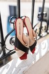 Sandalia abierta por delante y por detrás en negro beige y rojo de la nueva colección primavera/verano 2018 de Hannibal Laguna